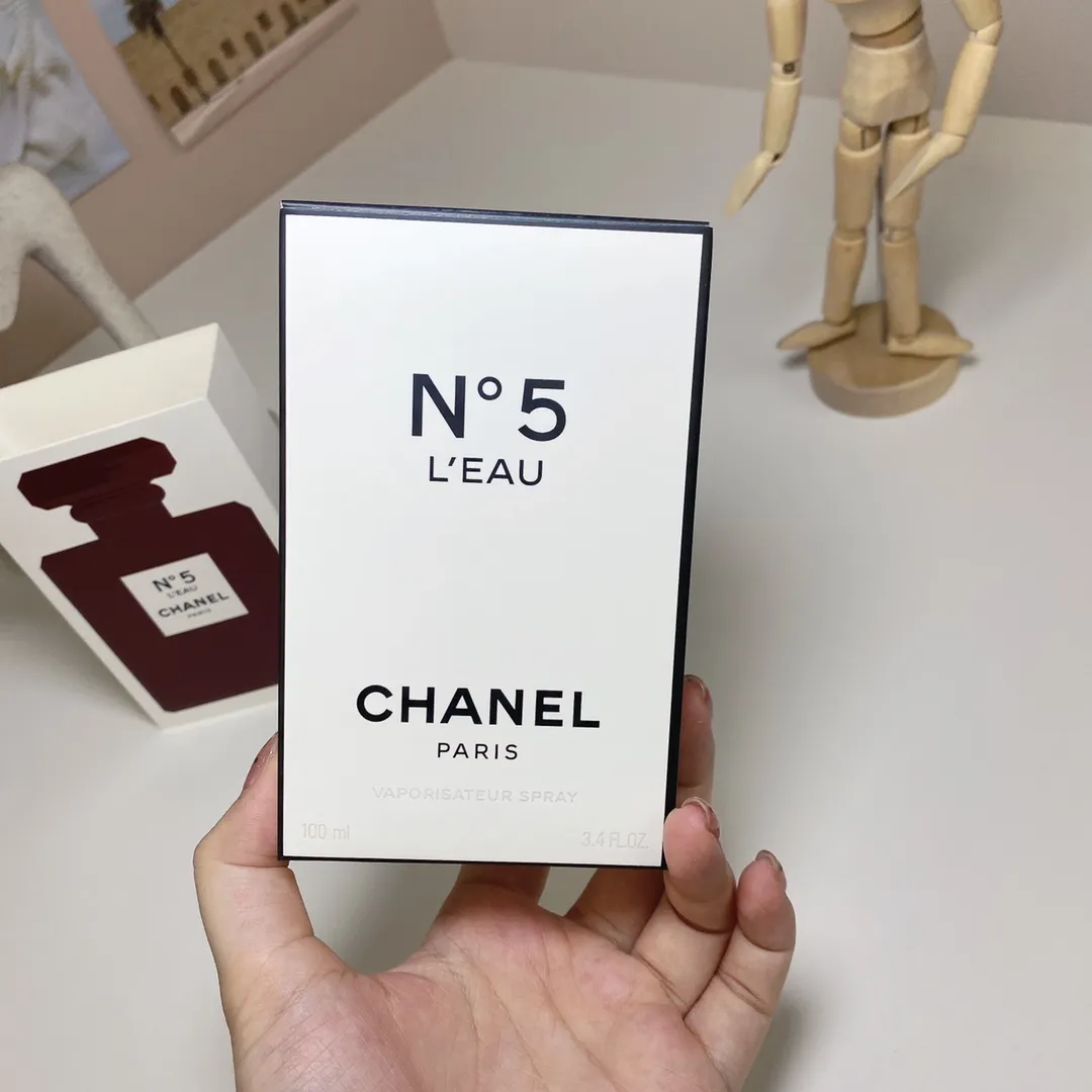Chanel Light Red No. 5 Water Christmas Limited Edition 100ml Chanel No 5 L'Eau Red Editio Chanel Light Red No. 5 Water Christmas Limited Edition 100ml Chanel No 5 L'Eau Red Editio