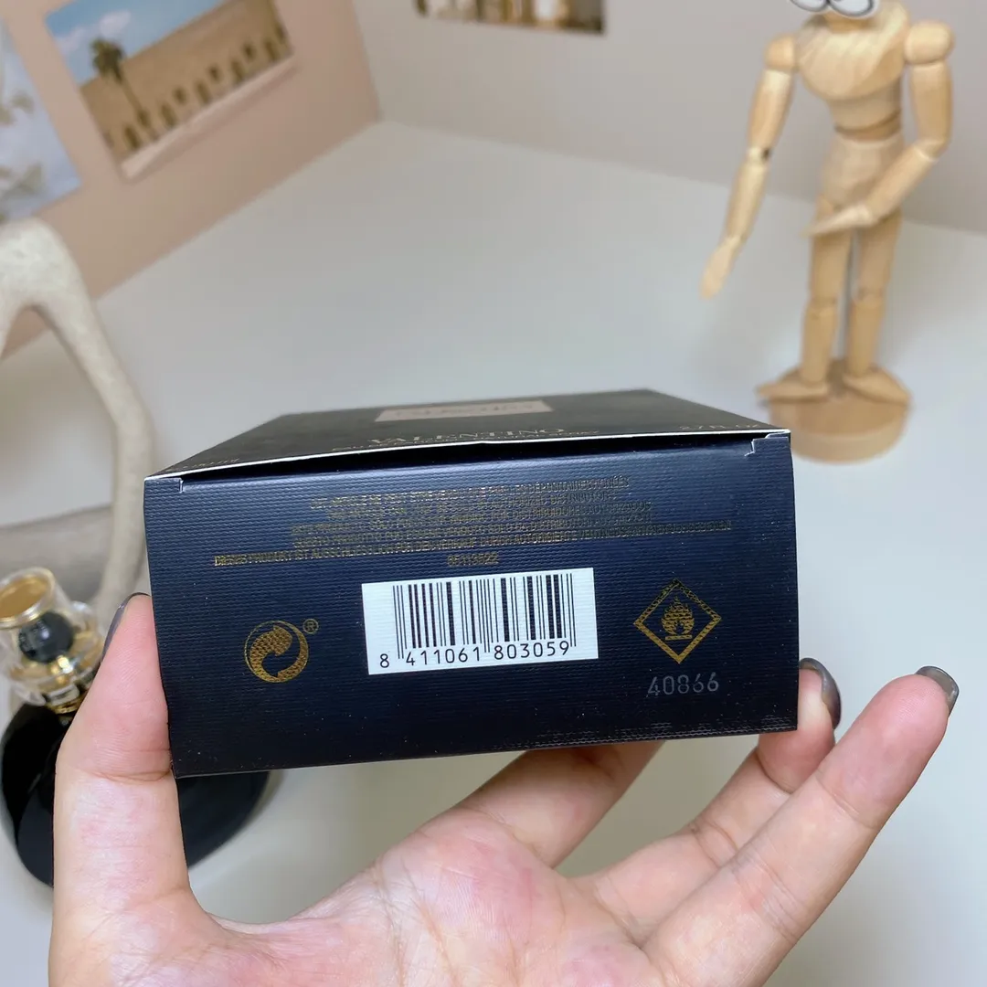 Valentino Black Carved Ebony Essence 80ml Valentino Black Carved Ebony Essence 80ml