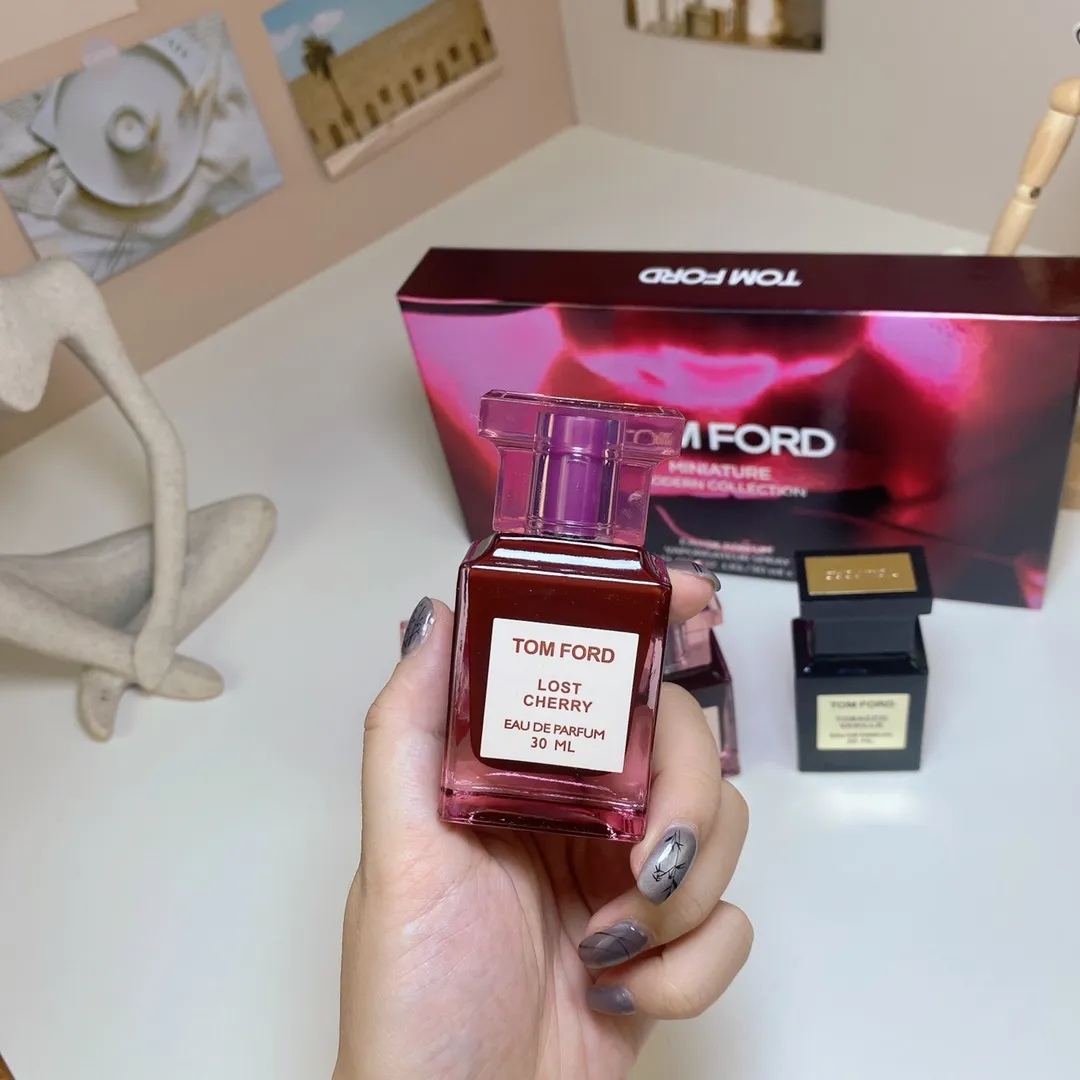 Tom Ford Cherry Sample Four Piece Set 30ml x 4 pieces, with nozzle Tom Ford Cherry Sample Four Piece Set 30ml x 4 pieces, with nozzle