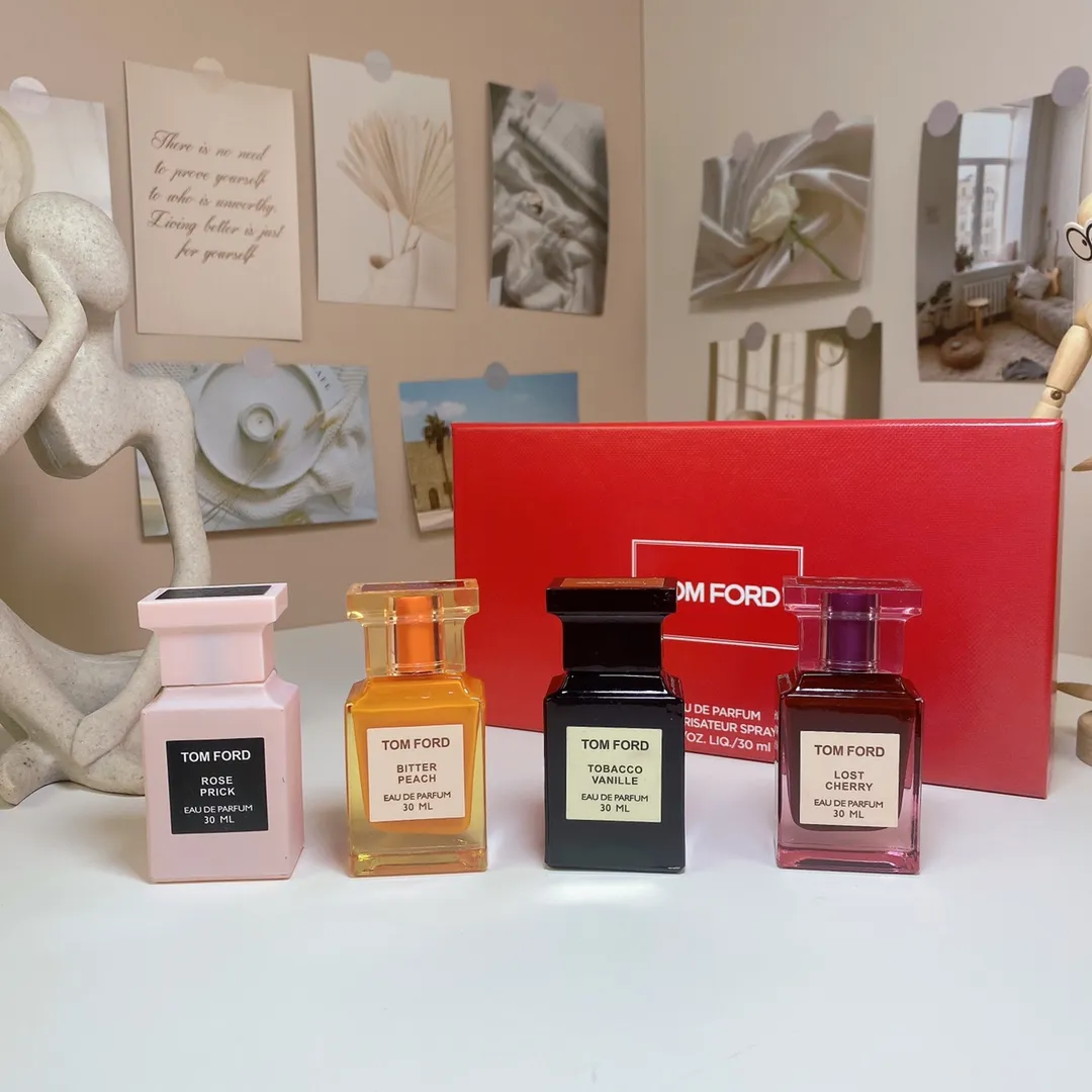 Tom Ford sample set of 4 pieces, 30ml x, with nozzle Tom Ford sample set of 4 pieces, 30ml x, with nozzle
