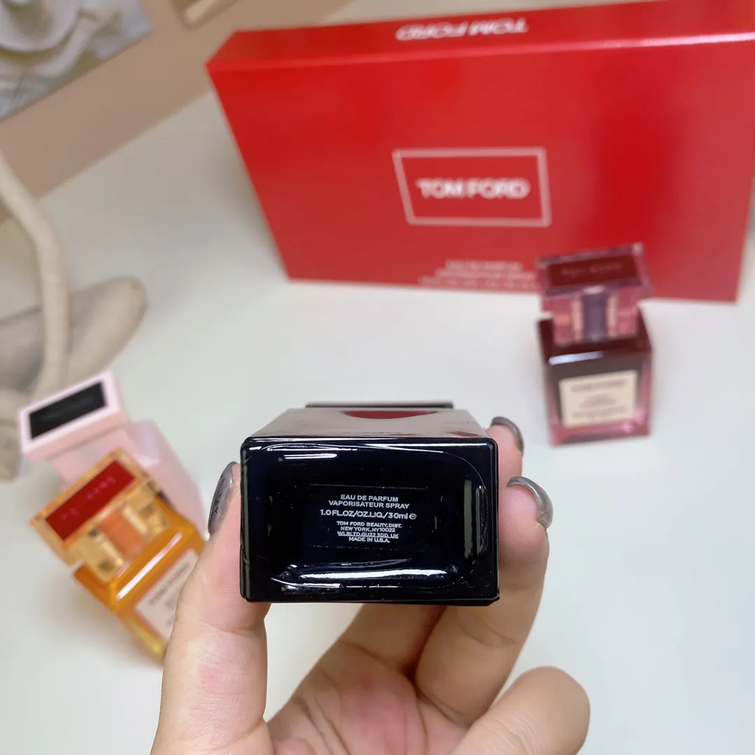 Tom Ford sample set of 4 pieces, 30ml x, with nozzle Tom Ford sample set of 4 pieces, 30ml x, with nozzle