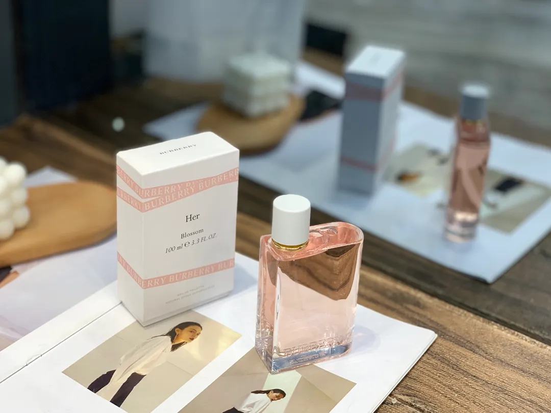 Burberry Flower And Her Light Fragrance 100ml Burberry Flower And Her Light Fragrance 100ml