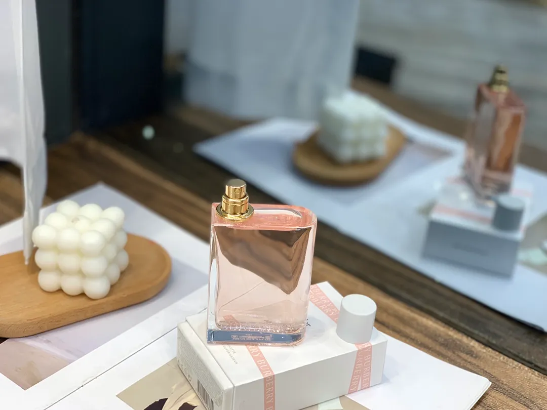 Burberry Flower And Her Light Fragrance 100ml Burberry Flower And Her Light Fragrance 100ml