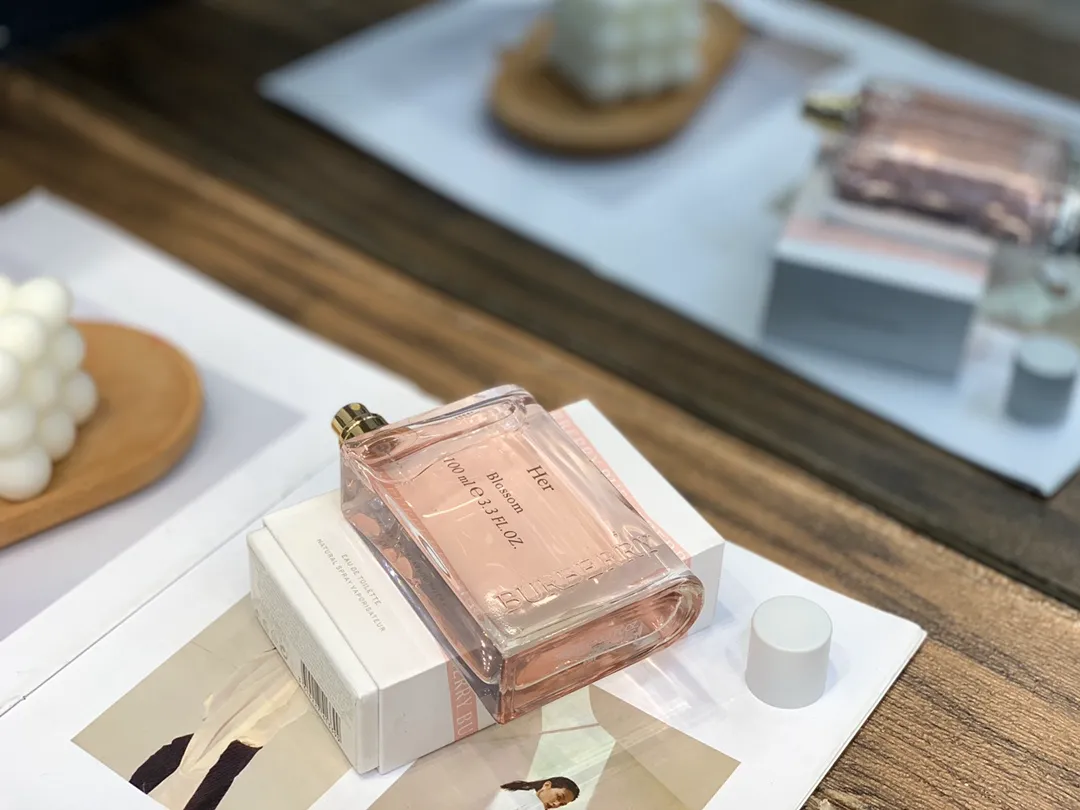 Burberry Flower And Her Light Fragrance 100ml Burberry Flower And Her Light Fragrance 100ml