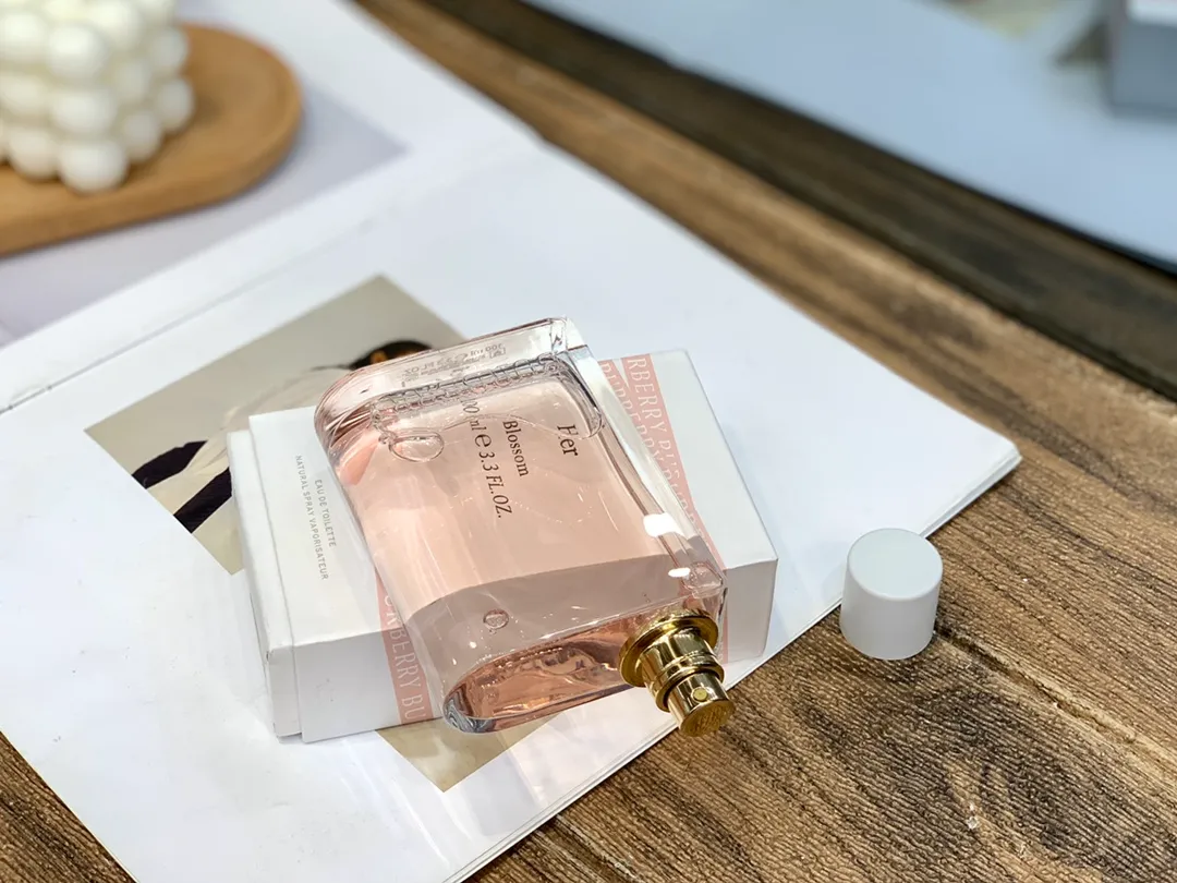 Burberry Flower And Her Light Fragrance 100ml Burberry Flower And Her Light Fragrance 100ml