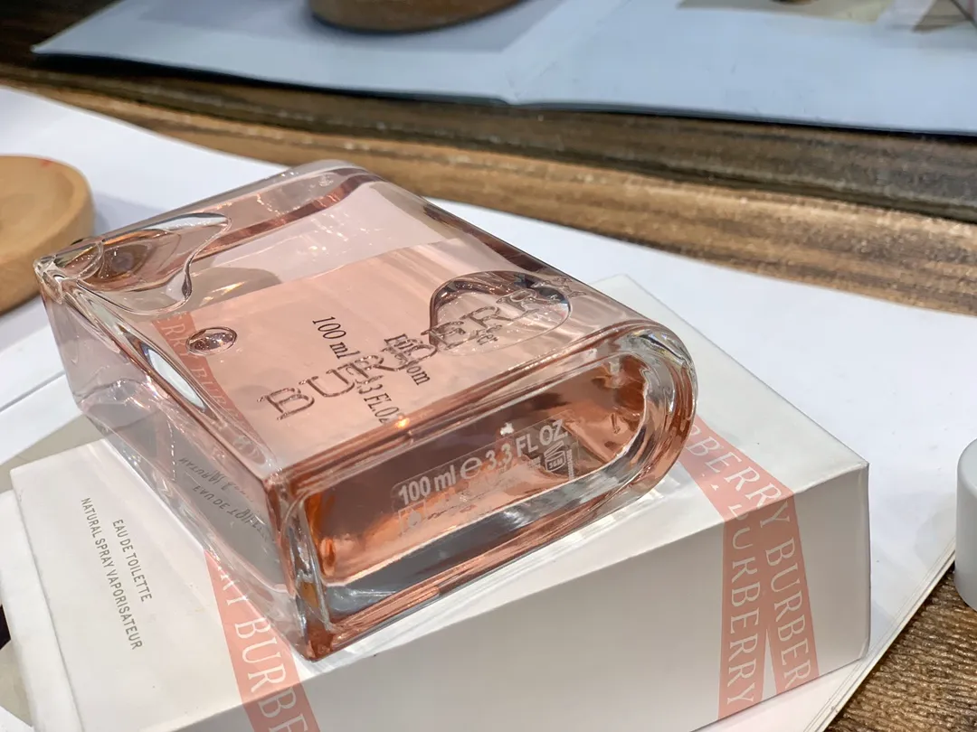 Burberry Flower And Her Light Fragrance 100ml Burberry Flower And Her Light Fragrance 100ml