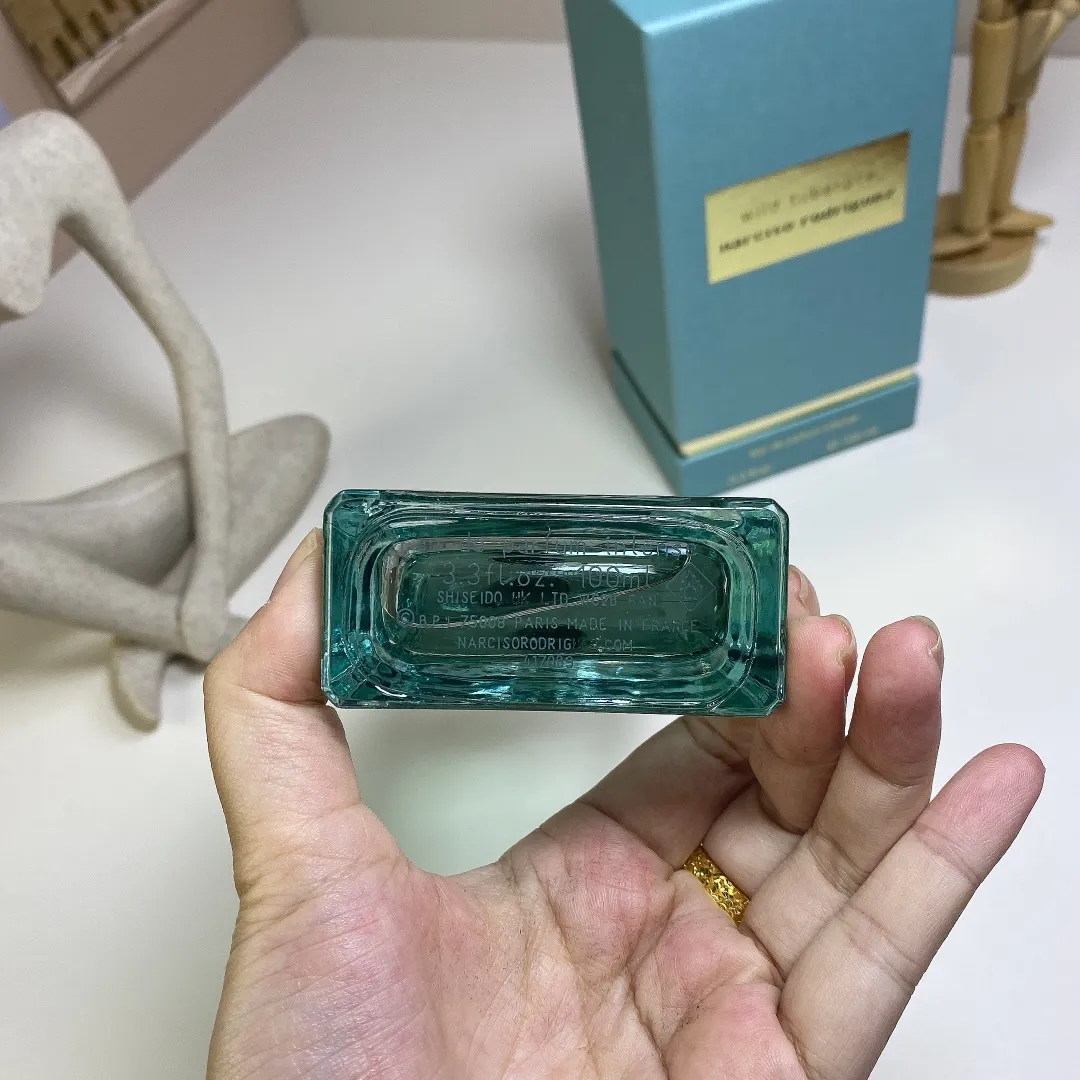 floral woody musk perfumes for her