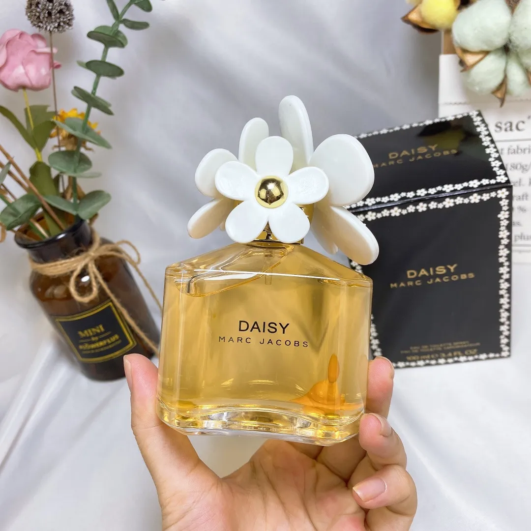 Marc Jacobs Yellow Daisy Women's Eau De Toilette 100ml Marc Jacobs Yellow Daisy Women's Eau De Toilette 100ml