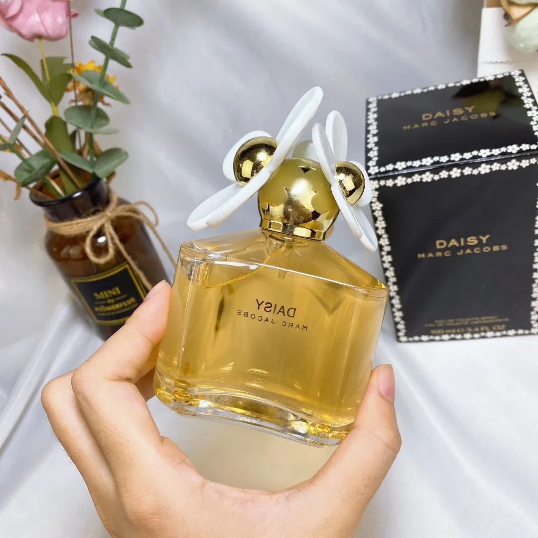 Marc Jacobs Yellow Daisy Women's Eau De Toilette 100ml Marc Jacobs Yellow Daisy Women's Eau De Toilette 100ml