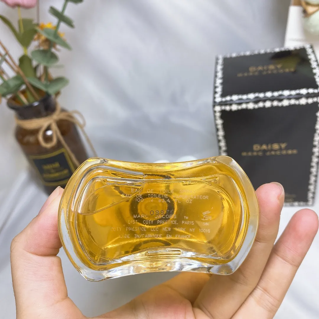 Marc Jacobs Yellow Daisy Women's Eau De Toilette 100ml Marc Jacobs Yellow Daisy Women's Eau De Toilette 100ml