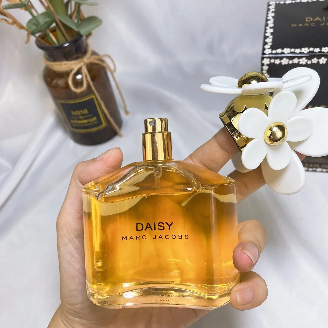 Marc Jacobs Yellow Daisy Women's Eau De Toilette 100ml Marc Jacobs Yellow Daisy Women's Eau De Toilette 100ml